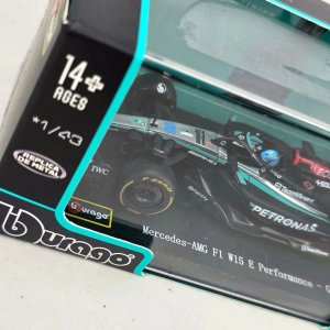 Réplica Burago Mercedes AMG W15 George Russell 1:43 con Piloto - imagen 3