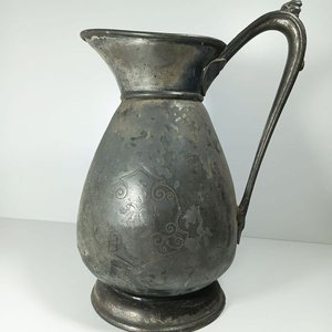 Lote anterior: Antigua Jarra de Metal Reed & Barton con Grabados Florales