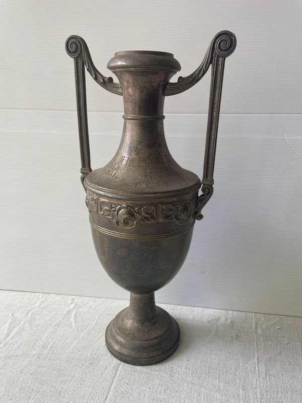 Ánfora de Plata "Lenk Austria" con Motivos Florales y Grabados Históricos