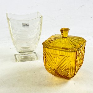 Lote siguiente: Florero Hialino y Caramelera Ámbar de Vidrio