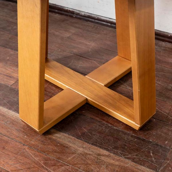 Mesa de comedor circular con tapa de vidrio y pata de madera - imagen 3