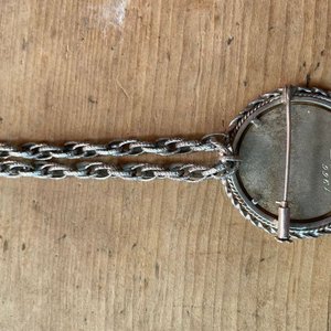 Cadena de Peltre con Medalla Tallada y Grabada - imagen 4