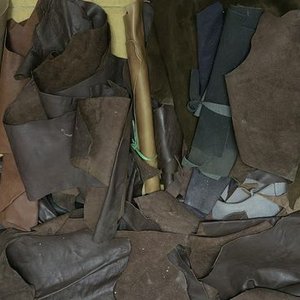 Lote de Recortes de Cuero: Variedad de Texturas y Colores - imagen 2