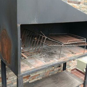 Parrillero Metálico Negro con Chimenea y Estantes - imagen 4