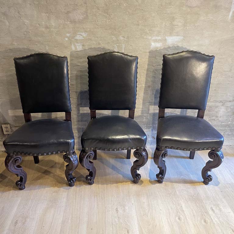 Tres sillas altas tipo Imperio con tapicería de cuero y tachas de bronce - Estado: Bueno