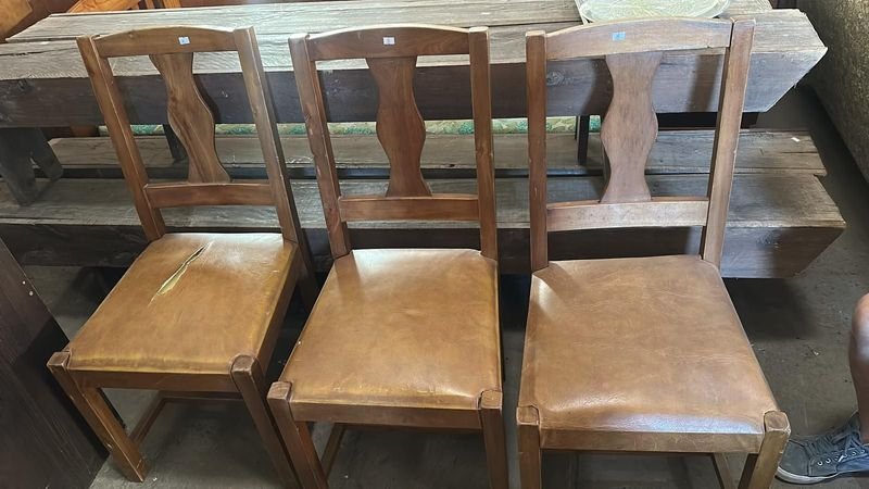 Lote anterior: Sillas de madera tapizadas marrones con estructura clara