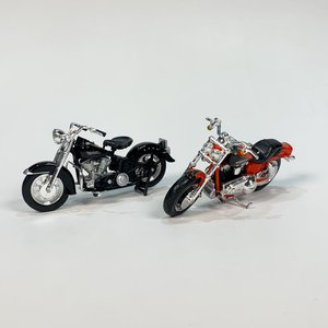 Lote siguiente: Dos Maquetas Maisto Harley Davidson: CVO Fat Bob Naranja (2009) y Hydra Glide Negra (1953)