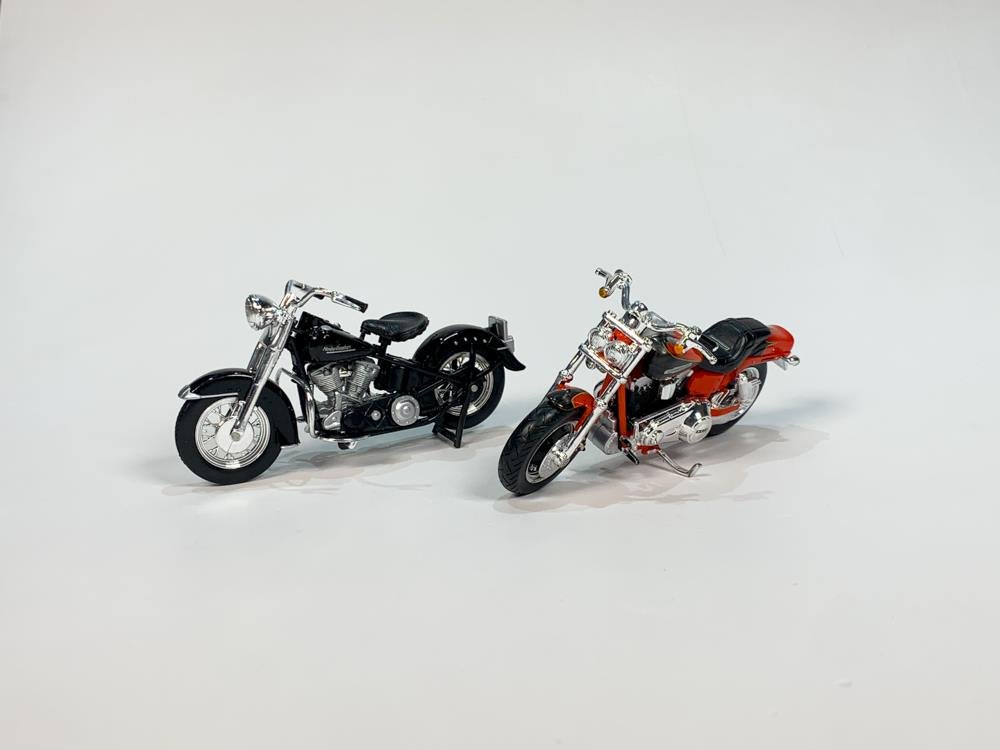 Dos Maquetas Maisto Harley Davidson: CVO Fat Bob Naranja (2009) y Hydra Glide Negra (1953)