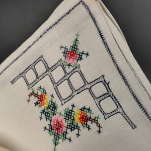 Seis Servilletas Blancas con Diseño Bordado Floral y Marco Azul - imagen 4