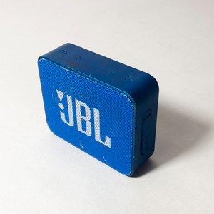 Parlante JBL Azul, Radio Reloj Aiwa y Pantalla Ampliadora para Celular - imagen 2