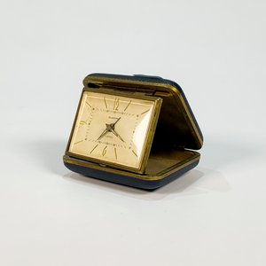 Lote anterior: Reloj de Viaje Europa Rectangular Blanco Dorado con Estuche Negro