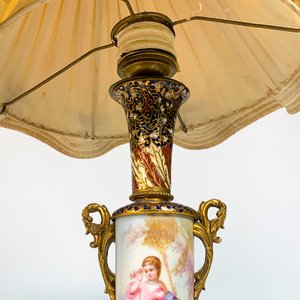 Par de Lámparas de Mesa Antiguas en Porcelana y Bronce con Pantallas Beige - imagen 3