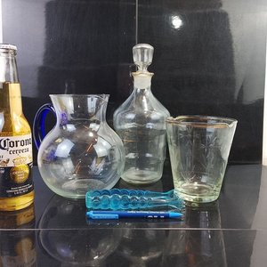 Lote de Cristalería: Licorera, Jarra Azul, Vaso Grabado y Copas de Brandy - imagen 9