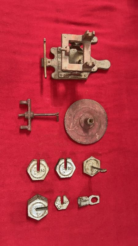 Balanza Antigua con Pesas de Metal