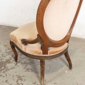 Butaca Victoriana Tapizada en Terciopelo Beige con Respaldo Capitoné - imagen 3