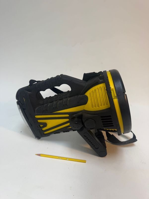 Linterna Recargable Grande Negra y Amarilla con Asa