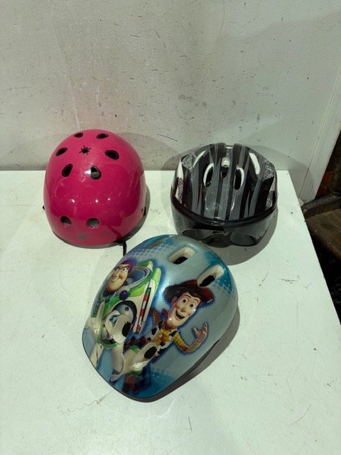 Lote de 3 cascos para niños