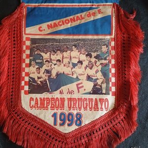 Lote siguiente: Banderín Época Nacional Campeón Uruguayo 1998 con Foto Plantel