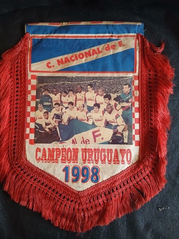 Banderín Época Nacional Campeón Uruguayo 1998 con Foto Plantel