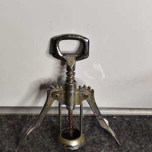 Sacacorchos y Abrebotellas de Metal con Mangos de Madera - imagen 4