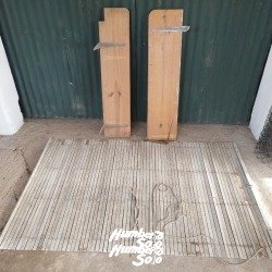 Dos Tablas de Madera con Ménsulas y Estera