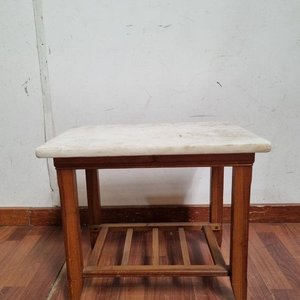 Mesa Auxiliar de Madera con Tapa de Mármol Veteado y Estante Inferior - imagen 1