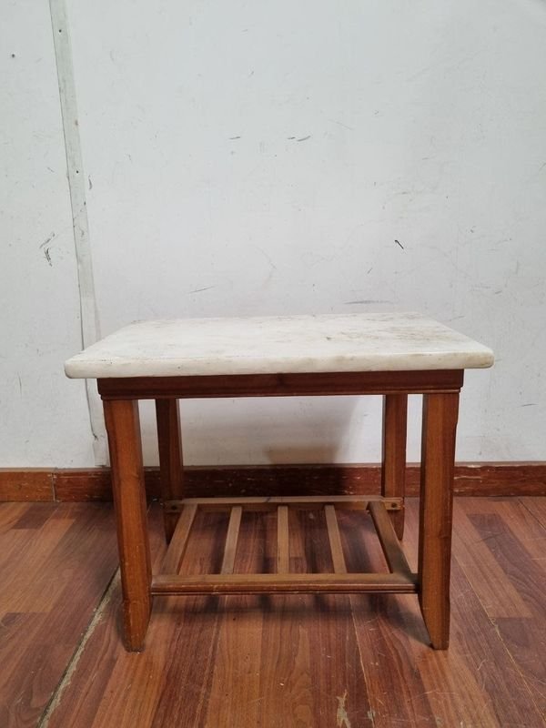 Mesa Auxiliar de Madera con Tapa de Mármol Veteado y Estante Inferior