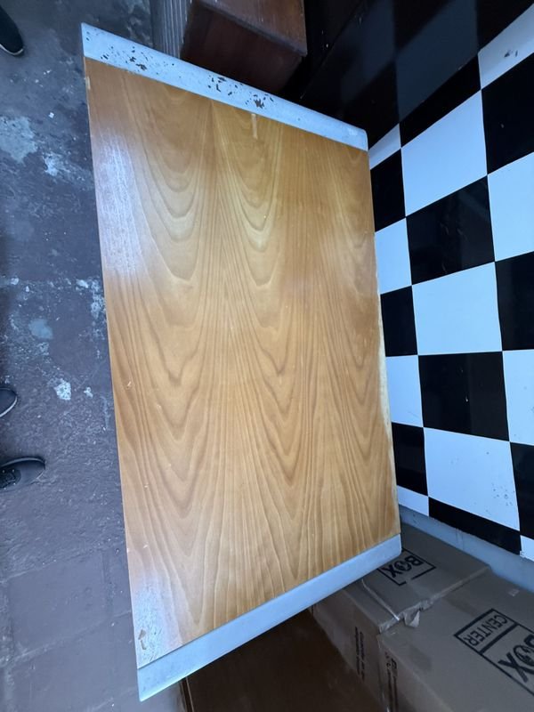 Mesa de metal y madera para decorar tu hogar - imagen 7