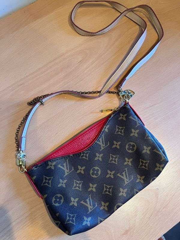 Lote anterior: Bolsa de mano Louis Vuitton imitación marrón y roja