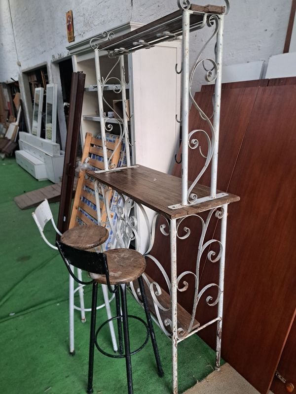 Barras rusticas con taburetes y estantería - imagen 7