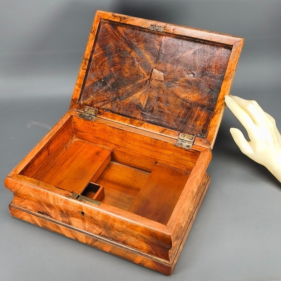 Cofre de madera con dos cajones y detalles en español - imagen 4