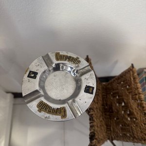 Revistero de mimbre con cenicero metálico - imagen 3