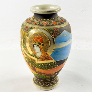 Florero Oriental de Porcelana con Diseño de Montañas y Figuras - imagen 1
