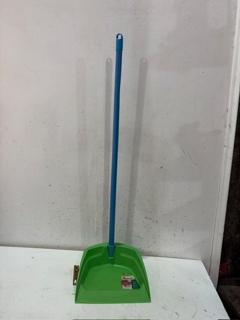 Pala de residuos verde con mango azul