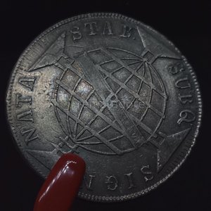 Moneda Antigua de Plata con Escudo Real y Globo Terráqueo - imagen 3