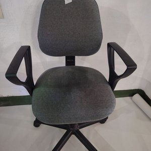 Lote anterior: Silla de Escritorio Giratoria con Ruedas y Brazos Planos Color Gris