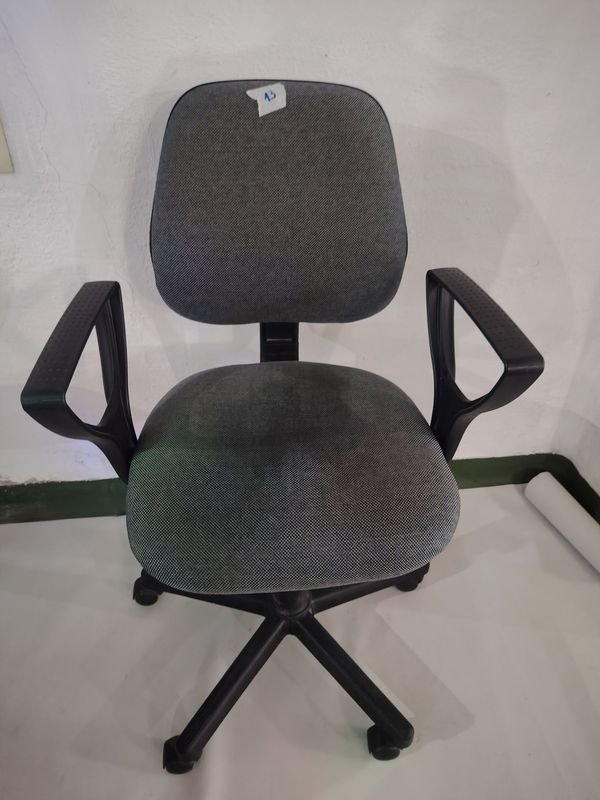 Silla de Escritorio Giratoria con Ruedas y Brazos Planos Color Gris