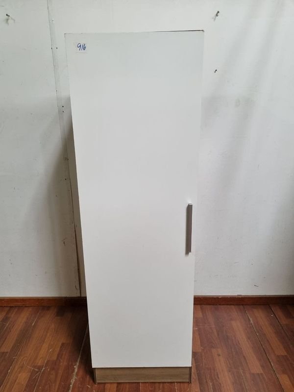 Mueble Blanco y Marrón con Puerta y Estantes