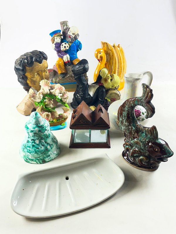 Lote de Figuras Decorativas: Busto de Madera, Jarra, Campana y Más - imagen 1