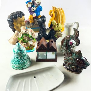 Lote anterior: Lote de Figuras Decorativas: Busto de Madera, Jarra, Campana y Más