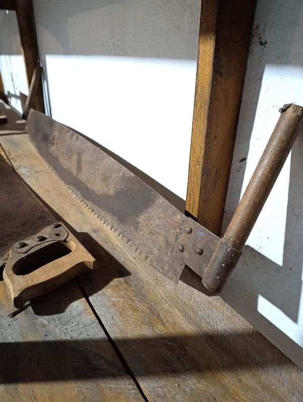 Serrucho Grande y Trozador Pequeño de Hierro y Madera