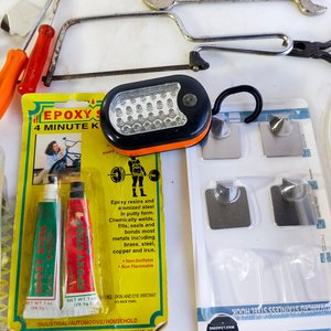 Lote de Herramientas y Accesorios Varios: Inflador, Cintas Métricas, Serruchos, Soplete y Más - imagen 3