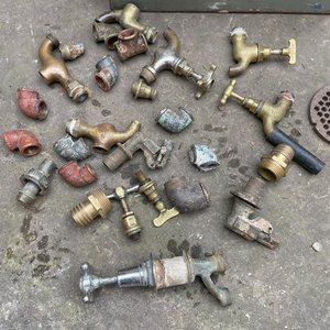 Lote de Canillas y Accesorios de Bronce y Plástico - imagen 2