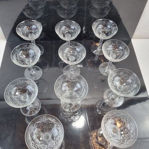 L 274 - 11 Piezas - Set de 11 copas de postre o champagne, diseño vintage con tallado ornamental, ideales para realzar cualquier mesa dulce o brindis especial - imagen 4
