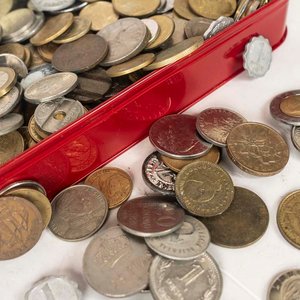 Lote de Aproximadamente 300 Monedas Internacionales Variadas - imagen 2