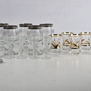 Lote siguiente: Lote de Copas y Vasos de Cristal Tallado y Dorado