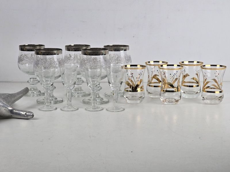 Lote de Copas y Vasos de Cristal Tallado y Dorado