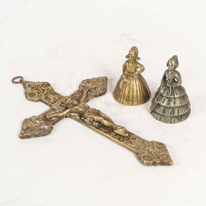 Crucifijo de Bronce con Dos Figuras Femeninas Antiguas - imagen 1