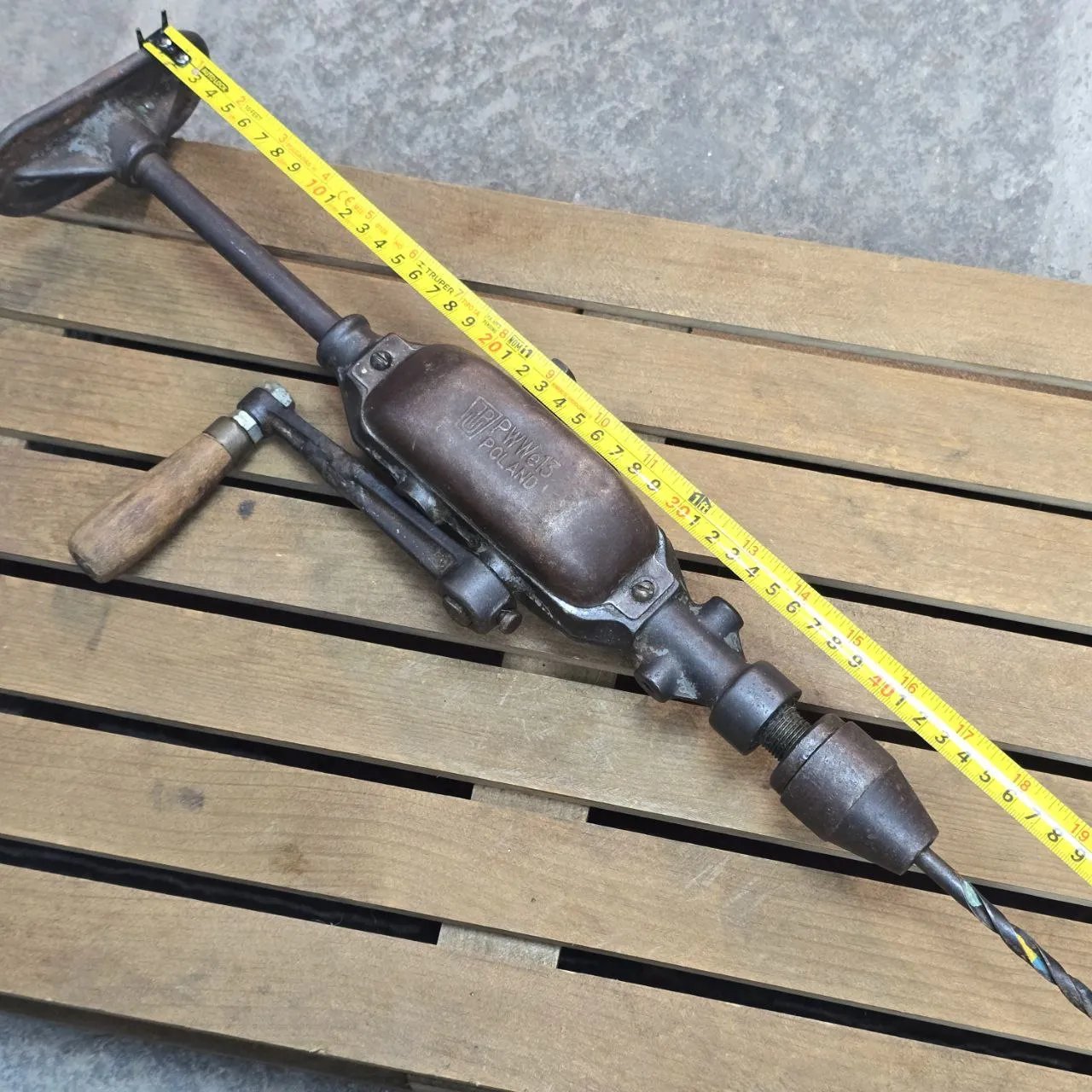 Drill de mano vintage con cuerpo metálico y mango de madera - imagen 4