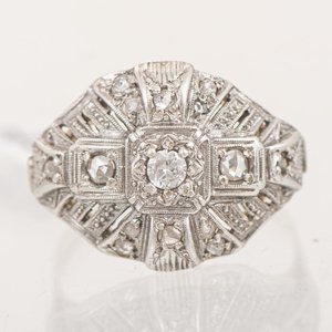 Lote anterior: Anillo de Oro 18k con Brillante y Diamantes